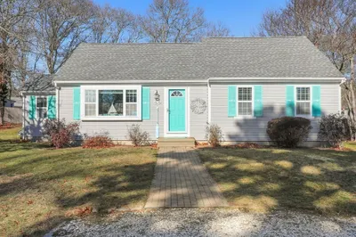 60 Lexington Dr 1