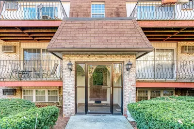 4 Williamsburg Ct #1