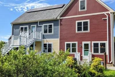 28 Village Ln #28