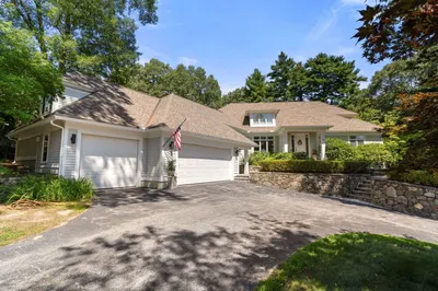 10 Hawk Hill Ln 1