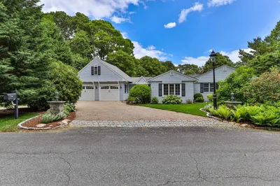 16 Long Pond Cir