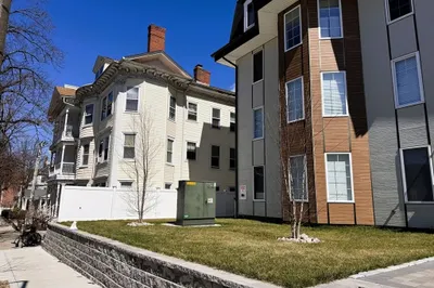472 Warren St 1