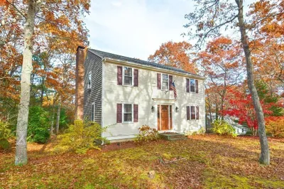 6 Highridge Ln