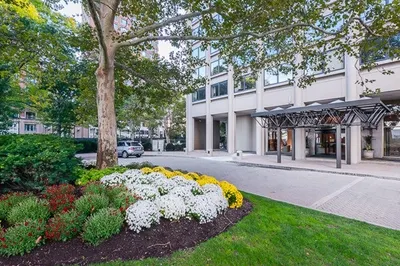 65 East India Row #20H