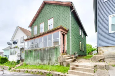 48 Esther St