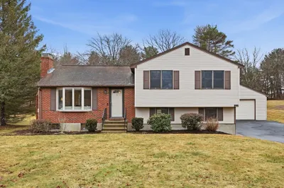 8 Wagon Wheel Dr