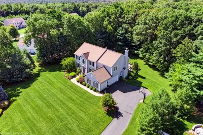 32 Howarth Dr 1