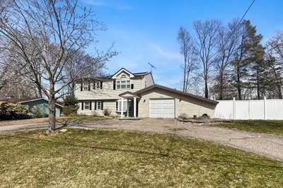 136 Ardsley Cir 1