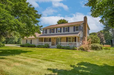 15 Tamarak Dr 1