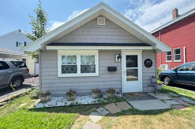 39 Bay View Ave 1