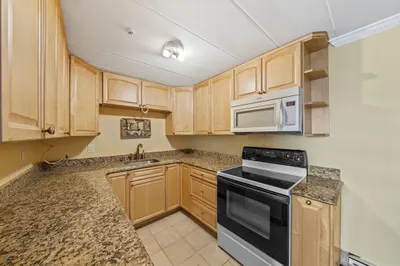 24 Nelson Dr #2B 1