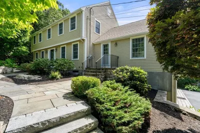 8 Colonial Rd 1