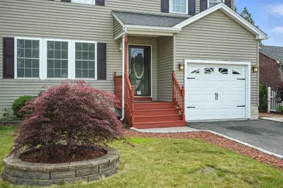 82 Lloyd Ave