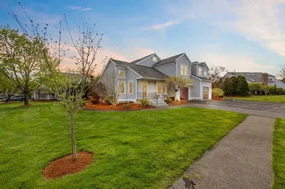 7 Edgewater Dr #7
