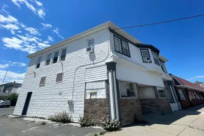 421-423 Belleville Ave