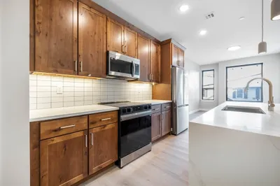 400 W Broadway #206