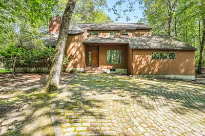 160 Floral St 1