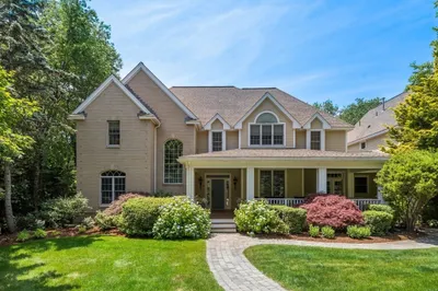 10 Whispering Ln