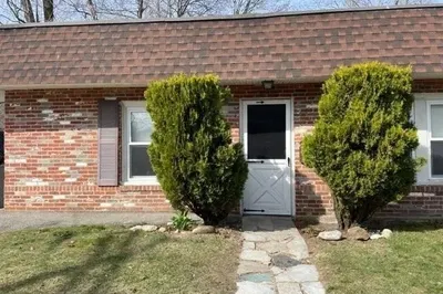 2 Brookside Ave #2D