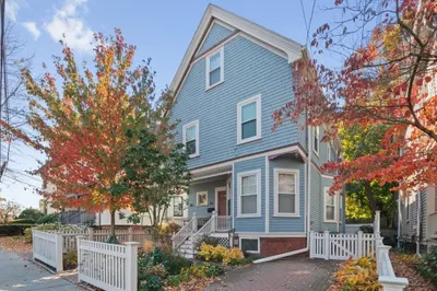 64 Roseland St