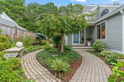 8 Pickwick Way #8