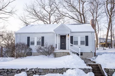 8 Hillview Ter