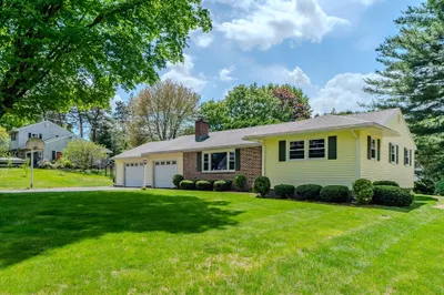 8 Meadowbrook Dr 1