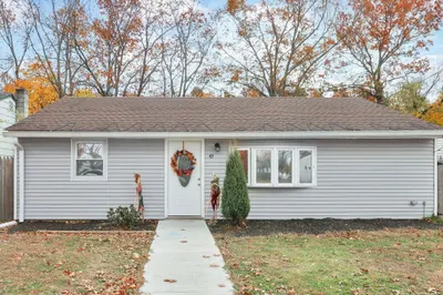 49 Mohegan Ave