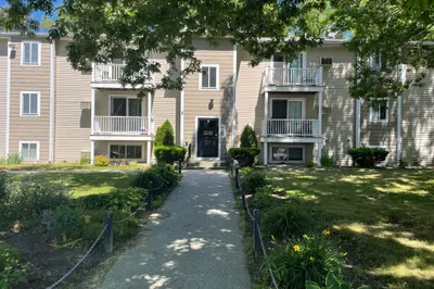 451 School St #5 1