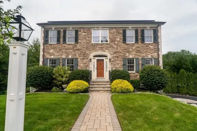 82 Hammersmith Dr 1