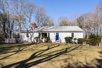 1 Howland Ln