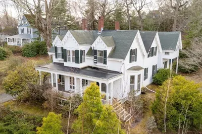 140 Pleasant St 1
