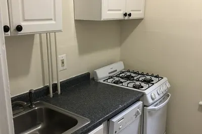 352 Riverway #8 1