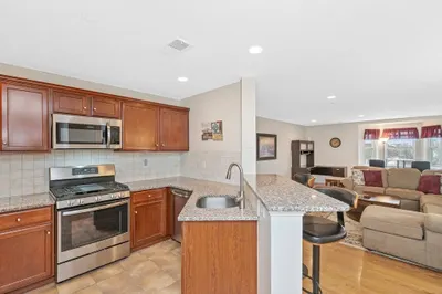 120 Wyllis Ave #405