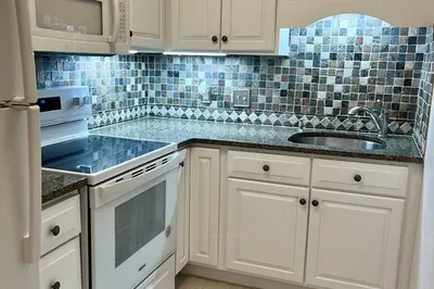 11 Riverside Ave #4