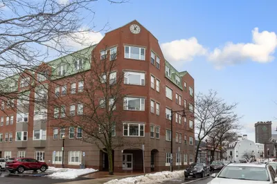 289 Essex St #101