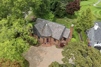 127 Larchmont Road 1