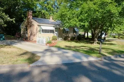20 Meadowbrook Drive 1