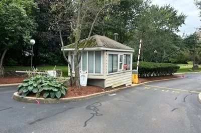 250 Hammond Pond Pkwy #306N 1