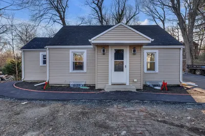 40 Lippitt Ave 1