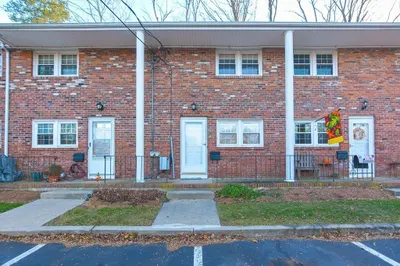 27 Regency Dr #27 1