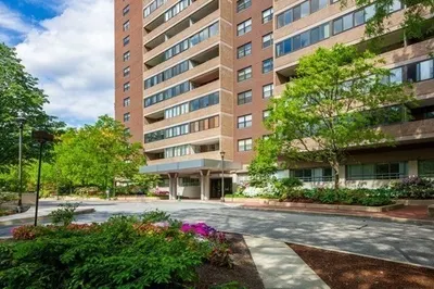 2 Hawthorne Place #17R 1