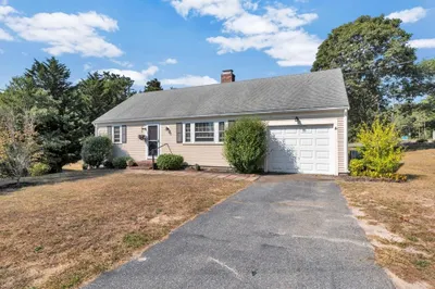 2 Heathcliff Rd