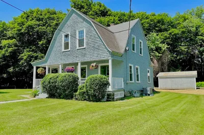 109 Montague City Rd 1