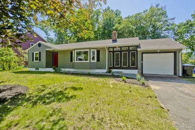 122 W Crystal Brook