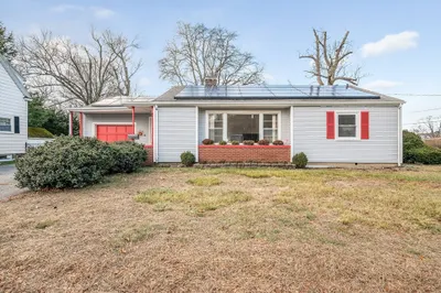121 Kingsbury Ave