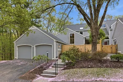 2 Hillside Dr #2