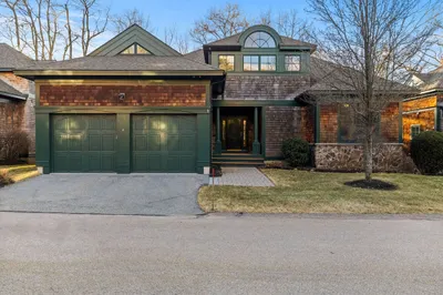 4 Hawthorne Ln #4