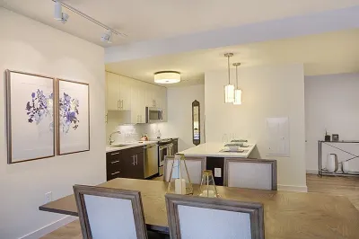 1 Canal St #402