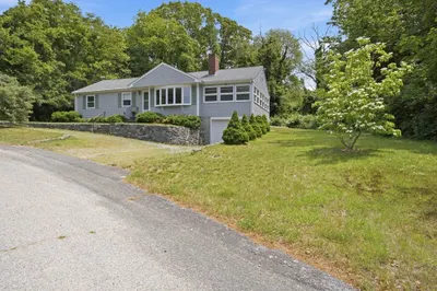 31 Clearwater Dr